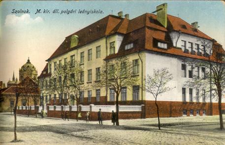 Az 1913-ban plt polgri lenyiskola (kpeslap, kepeslaptar.vfmk.hu).