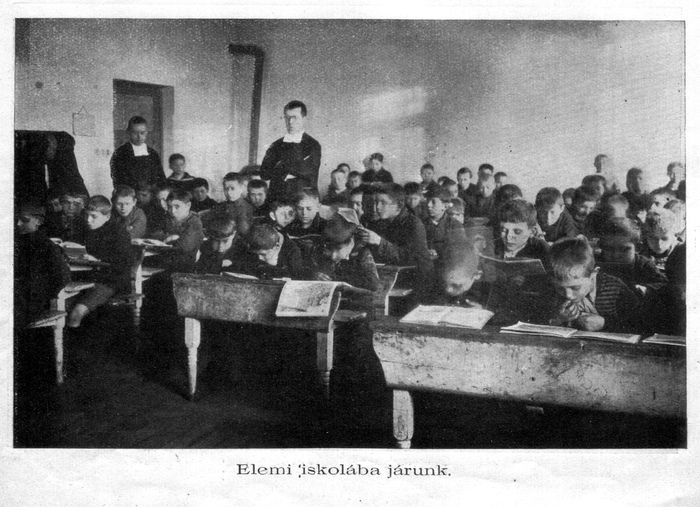 Elemi iskolába járunk